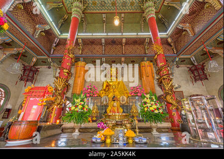 Statua di Buddha o Bhoman Khunaram tempio, uno dei più bei templi Cinesi in Bangkok, costruito nel 1959. L'architettura è mescolato tra semiscafi Foto Stock