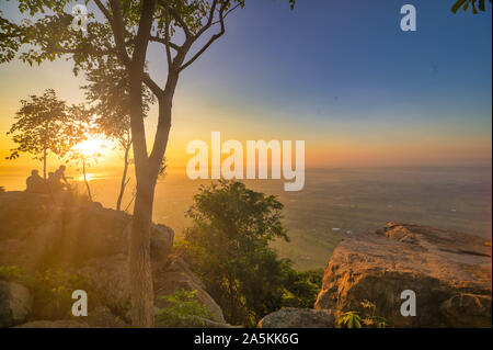 Bella vista a Khao Phraya Doenthong viewpoint in mattinata nella provincia di Lopburi, Thailandia. Destinazione di viaggio concetto e landmark idea Foto Stock