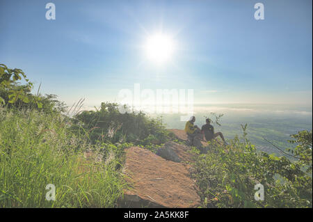 Bella vista a Khao Phraya Doenthong viewpoint in mattinata nella provincia di Lopburi, Thailandia. Destinazione di viaggio concetto e landmark idea Foto Stock