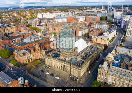 Foto aerea della città di Leeds Centre nel Regno Unito mostra il Leeds Town Hall con lavori in corso sulla torre Foto Stock