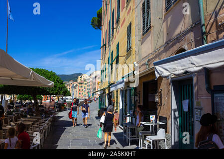 Camogli, Italia - 15 Settembre 2019: le persone che nei pressi di case colorate a Camogli Foto Stock