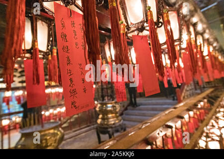 Adoratori di lasciare dei messaggi come un'offerta all'interno del Tempio di Man Mo che è dedicato al dio della letteratura e il dio della guerra e fu costruita nel 1847 in Sheung Wan quartiere di Hong Kong Island. Il tempio taoista è il più grande Tempio di Man Mo in Hong Kong e include altri due templi buddisti e taoisti divinità. Foto Stock