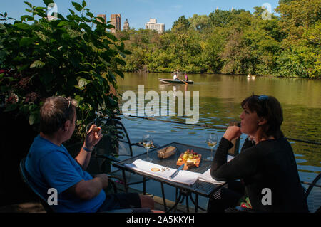 Il meravigliosamente elegante Loeb Central Park Boathouse, Manhattan New York City. Central Park. La Loeb Boathouse. Nel bel mezzo di Central Park, immissione Foto Stock