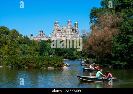 Coppia giovane in barca a remi sul lago di Central Park di New York City, Stati Uniti d'America Foto Stock