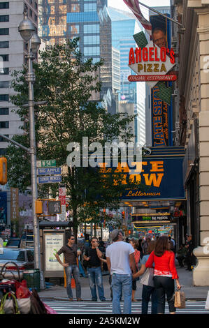 Streetlife, Midtown Manhattan, New York. Attraversare le strade a Midtown West e dal Quartiere dei Teatri di Broadway Street presso l'altezza dell'54. Altri b Foto Stock