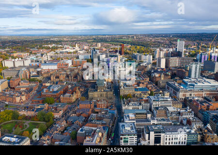 Foto aerea della città di Leeds Centre nel Regno Unito mostra il Leeds Town Hall con lavori in corso sulla torre Foto Stock