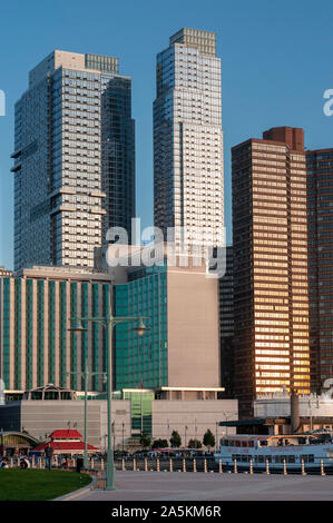 Moderni edifici per uffici grattacieli lungo inferiore sul lato ovest di New York City New York STATI UNITI D'AMERICA nel fiume Hudson River Greenway. Foto Stock