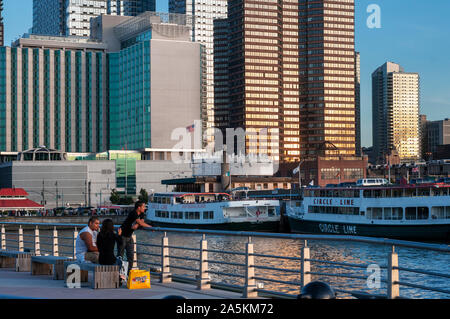 Moderni edifici per uffici grattacieli lungo inferiore sul lato ovest di New York City New York STATI UNITI D'AMERICA nel fiume Hudson River Greenway. Foto Stock