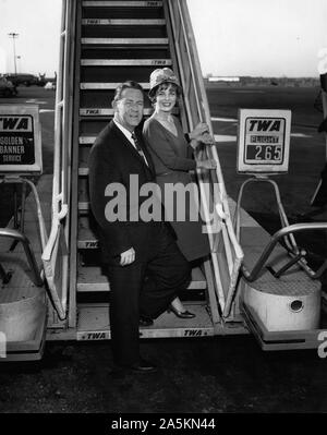 Maggio 05, 1962 - New York New York, Stati Uniti d'America - TV attrice MARJORIE signore con mio marito RANDOLPH HALE è circa a bordo di un TWA Superjet a Parigi su una combinazione di business e la seconda luna di miele. Essi andranno a visitare gli stessi luoghi che hanno fatto al momento del loro matrimonio quattro anni fa. (Credito Immagine: © Keystone Press Agency/Keystone USA via ZUMAPRESS.com) Foto Stock