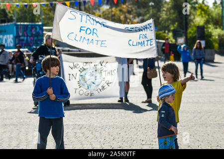 Bambini che portano un banner che partecipano alla estinzione della ribellione clima sciopero in Truro City in Cornovaglia. Foto Stock