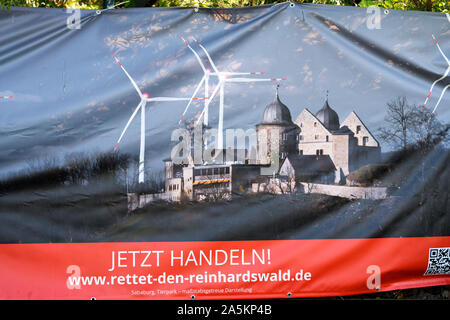 Poster di protesta contro le turbine eoliche in Reinhardswald, Oberweser, Superiore Valle Weser, Weser Uplands, Weserbergland, Hesse, Germania Foto Stock