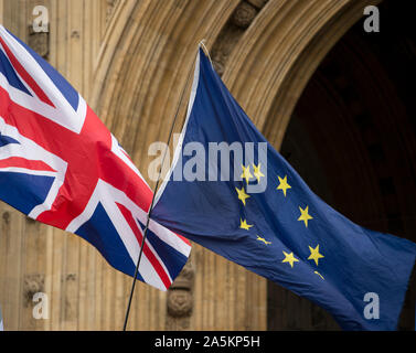 Le case del Parlamento europeo 21 ottobre 2019. Union Jack e bandiere europee. Foto Stock