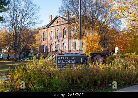 Bayfield, Wisconsin - Ottobre 19, 2019: segno per il Apostle Islands National Lakeshore Sede e centro visitatori Foto Stock