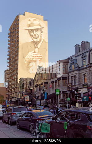 Enorme Leonard Cohen murale dipinto sul lato di un edificio alto in Crescent Street nel centro cittadino di Montreal, Quebec, Canada Foto Stock