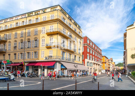 I turisti possono usufruire di una vasta colorato strada di negozi, mercati e caffetterie che conduce alla Città Vecchia nel Mediterraneo città di Nizza, Francia. Foto Stock