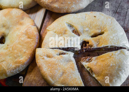 Lobiani, in stile georgiano tradizionale flatbread con fagioli rossi ripieno, close-up con il fuoco selettivo. Lobiani popolare è un piatto cotto in Georgia. Foto Stock