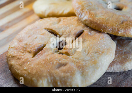 Lobiani, in stile georgiano tradizionale flatbread con fagioli rossi ripieno, close-up con il fuoco selettivo. Lobiani popolare è un piatto cotto in Georgia. Foto Stock