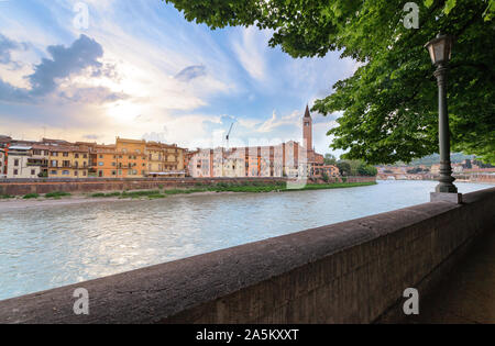 Vista panoramica sul fiume dige in serata a Verona Foto Stock