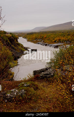 Cascata proveniente della roccia con colori autunnali Foto Stock