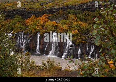 Cascata proveniente della roccia con colori autunnali Foto Stock