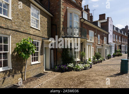 Estate scena di strada nella città di Woburn, Bedfordshire, Regno Unito Foto Stock