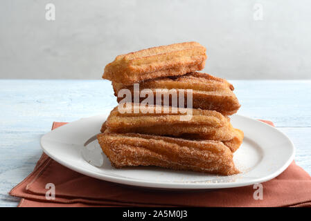 Pila di churros su una piastra Foto Stock