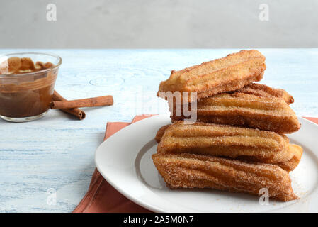 Piastra di churros al cioccolato con salsa di immersione Foto Stock