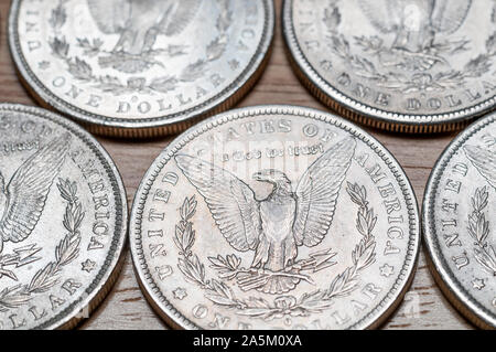 Close-up di Morgan dollari d'argento che mostra la retromarcia (CODE) i lati. Essi sono stati progettati da George T. Morgan. Foto Stock