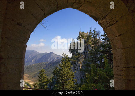 Montagne, rocce e alberi e il principe Giovanni la torre a Saint Hilarion Castello, la parte settentrionale di Cipro Foto Stock