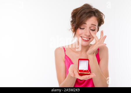 La ragazza grida con la felicità, ritratto su sfondo bianco di una sposa felice Foto Stock