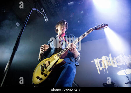 Oslo, Norvegia. 19th, ottobre 2019. Il Norvegese hard rock band Turbonegro esegue un concerto dal vivo al Rockefeller di Oslo. Qui il chitarrista Euroboy è visto dal vivo sul palco. (Photo credit: Gonzales foto - Terje Dokken). Foto Stock