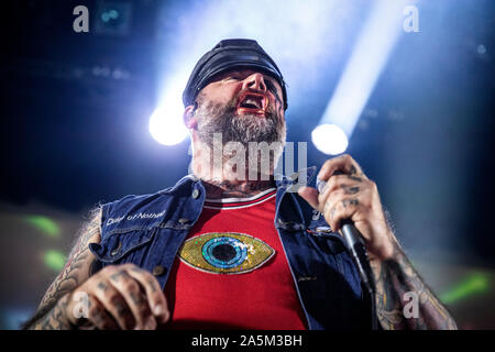 Oslo, Norvegia. 19th, ottobre 2019. Il Norvegese hard rock band Turbonegro esegue un concerto dal vivo al Rockefeller di Oslo. Qui la cantante Tony Sylvester, noto anche come il Duca di nulla, è visto dal vivo sul palco. (Photo credit: Gonzales foto - Terje Dokken). Foto Stock