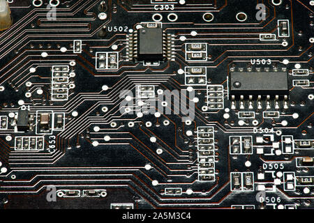 Scheda a circuito stampato e microchip, o cpu closeup - Componente elettronico per apparecchiature digitali, il concetto di sviluppo di elettrico circuito calcolatore Foto Stock