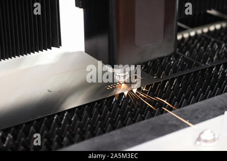 Lamiera di acciaio con taglio laser CNC macchina da taglio. Messa a fuoco selettiva. Foto Stock