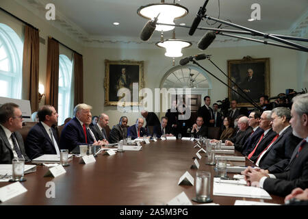 Il Presidente degli Stati Uniti, Trump parla durante una riunione di gabinetto alla Casa Bianca di Washington il 21 ottobre 2019. Nella foto da sinistra a destra: Amministratore della US Environmental Protection Agency Andrew Wheeler, Segretario di Stato americano per la salute e i servizi umani (HHS) Alex Azar, il presidente, il Segretario di Stato americano Mike Pompeo (parzialmente oscurata), US segretario di lavoro Eugene Scalia, Segretario di Stato americano per l'alloggiamento e lo sviluppo urbano (HUD) Ben Carson, Segretario di Stato americano per il commercio Wilbur L. Ross, Jr., rappresentante del commercio degli Stati Uniti Robert Lighthizer, deliberando il capo del personale della Casa Bianca, Mick Mulvaney, Foto Stock