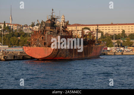 Decadendo nave tirato in porta. Rusty. Sullo sfondo il camion e il porto. Foto Stock