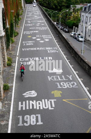 AJAXNETPHOTO. 2019. PAU, Francia. - Vincitori del Tour de France - I NOMI DEI VINCITORI DEL CLASSICO TOUR DE FRANCE CYCLE RACE dipinta sulla Avenue Napoléon Bonaparte.foto:JONATHAN EASTLAND/AJAX REF:GX8 191010 828 Foto Stock