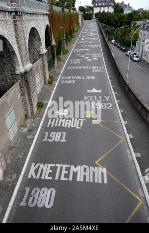 AJAXNETPHOTO. 2019. PAU, Francia. - Vincitori del Tour de France - I NOMI DEI VINCITORI DEL CLASSICO TOUR DE FRANCE CYCLE RACE dipinta sulla Avenue Napoléon Bonaparte.foto:JONATHAN EASTLAND/AJAX REF:GX8 191010 830 Foto Stock