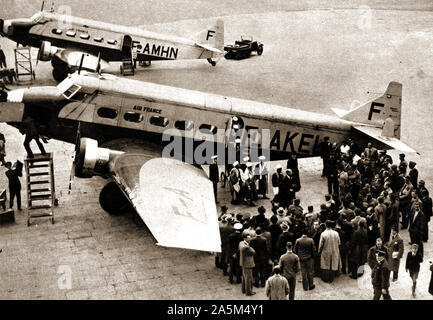 1937 fotografia scattata durante l'incoronazione del re George VI della Gran Bretagna. Royal Guest Seif Al Islam Hussein dello Yemen lo sbarco a Croydon aeroporto da un Air France piano Foto Stock