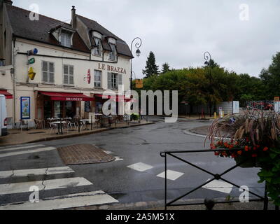 AJAXNETPHOTO. 2019. PORT MARLY, Francia. - CAFE famoso da arte - CAFE LE Brazzà vicino al fiume Senna, reso famoso dal pittore impressionista Alfred Sisley nel suo 1876 dipinto 'L'INONDATION UN PORT MARLY'.foto:JONATHAN EASTLAND REF:GX8 192609 567 Foto Stock