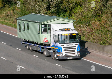 Holgates Holiday Parks trasporto di carichi larghi camion, camion, trasporto, camion, carico, veicolo Scania, case di edifici modulari, consegna di caravan statici, trasporto, industria, trasporto della catena di fornitura, sulla M6 a Lancaster, Regno Unito Foto Stock