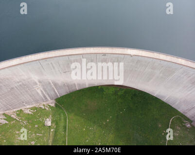Una veduta aerea di una Svizzera diga ingegnerizzati Foto Stock