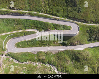 Birds Eye View di un ciclista di accelerare una curva autostrada svizzera Foto Stock