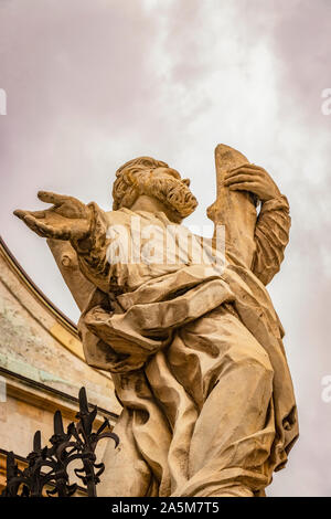 Statua di Cracovia al di fuori dei Santi Pietro e Paolo Chiesa, Cracovia, in Polonia Foto Stock