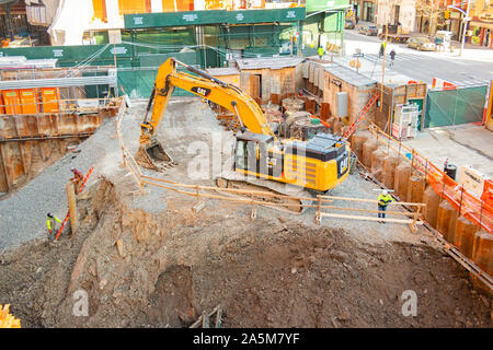 Escavatore Yellow CAT in cantiere a Manhattan, New York, Stati Uniti Foto Stock