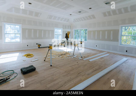 Pareti plasterboards con camera in costruzione con mastice di finitura in camera Foto Stock