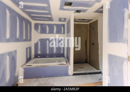 Bagno unfinishing nuovi appartamenti di installazione riparazione interna del muro a secco di fine Foto Stock