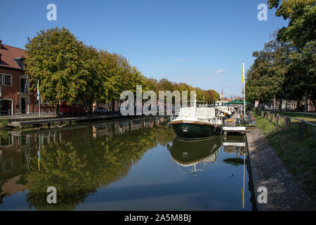 Canal a Bruge in Belgio con una chiatta sul canale Foto Stock