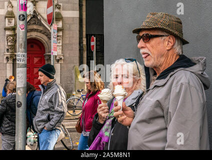 Coppia senior avente gelato sul marciapiede, St Stephen's area verde, Dublino, Irlanda Foto Stock