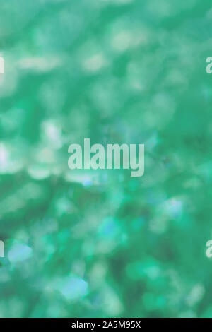Bokeh si illumina su fresco sfondo verde menta. Foto Stock